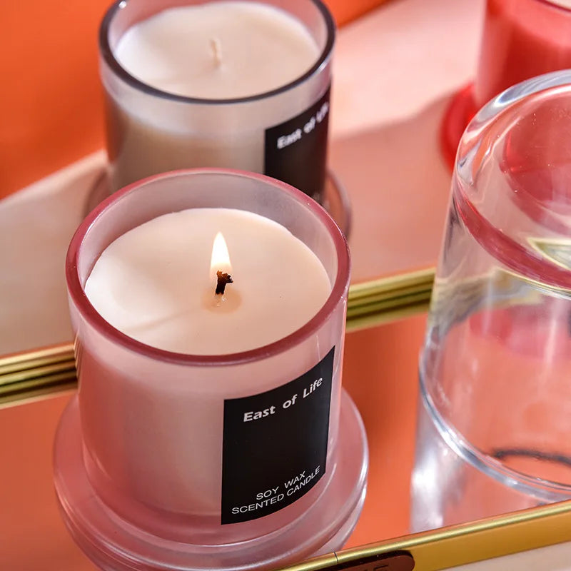 شمعة معطرة في كوب زجاجي.