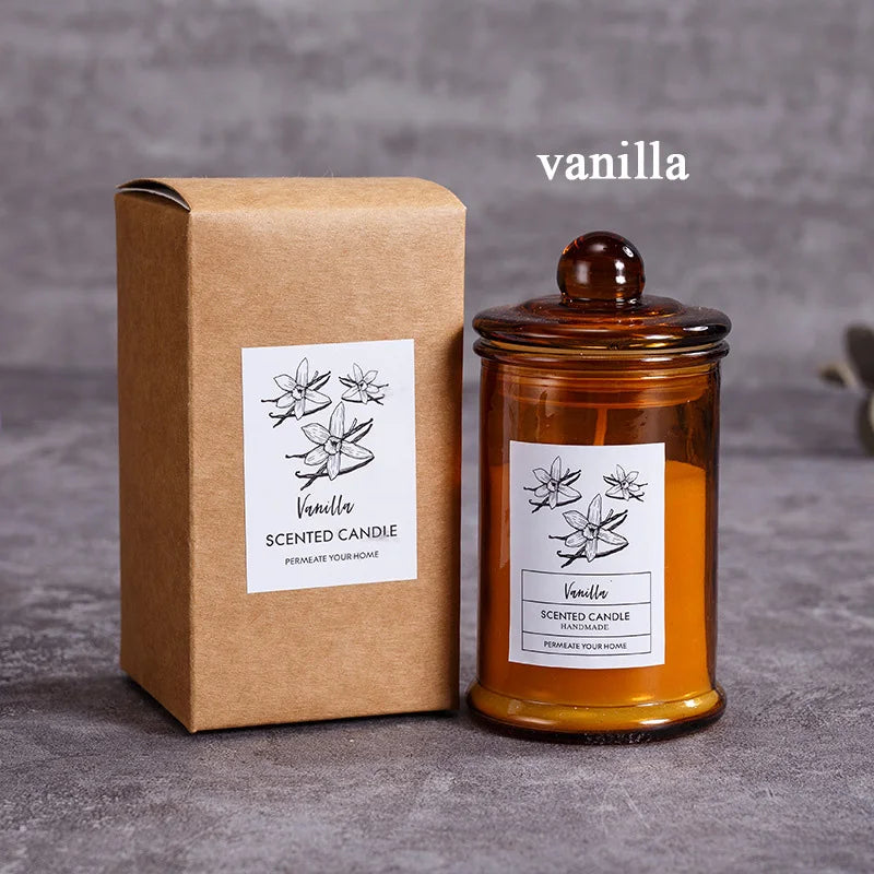شمعة معطرة في وعاء زجاجي عتيق.