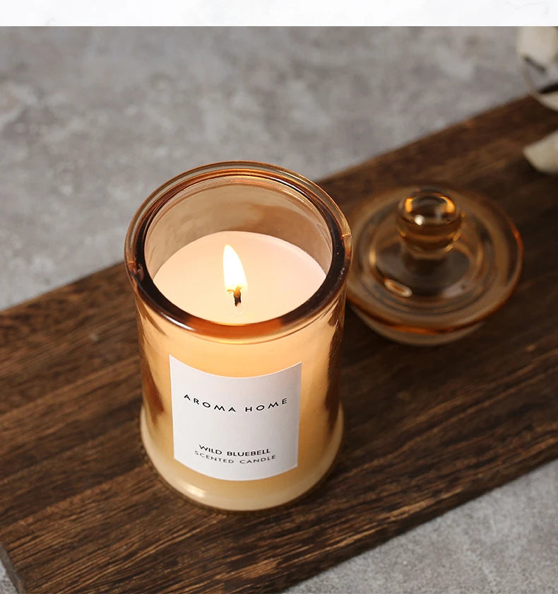 شمعة معطرة في وعاء زجاجي عتيق