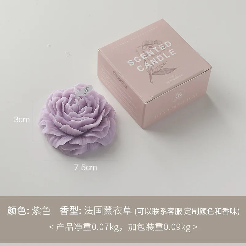 شمعة معطرة بتصميم زهرة الفاوانيا.