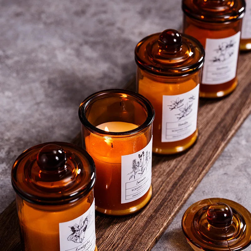 شمعة معطرة في وعاء زجاجي عتيق.