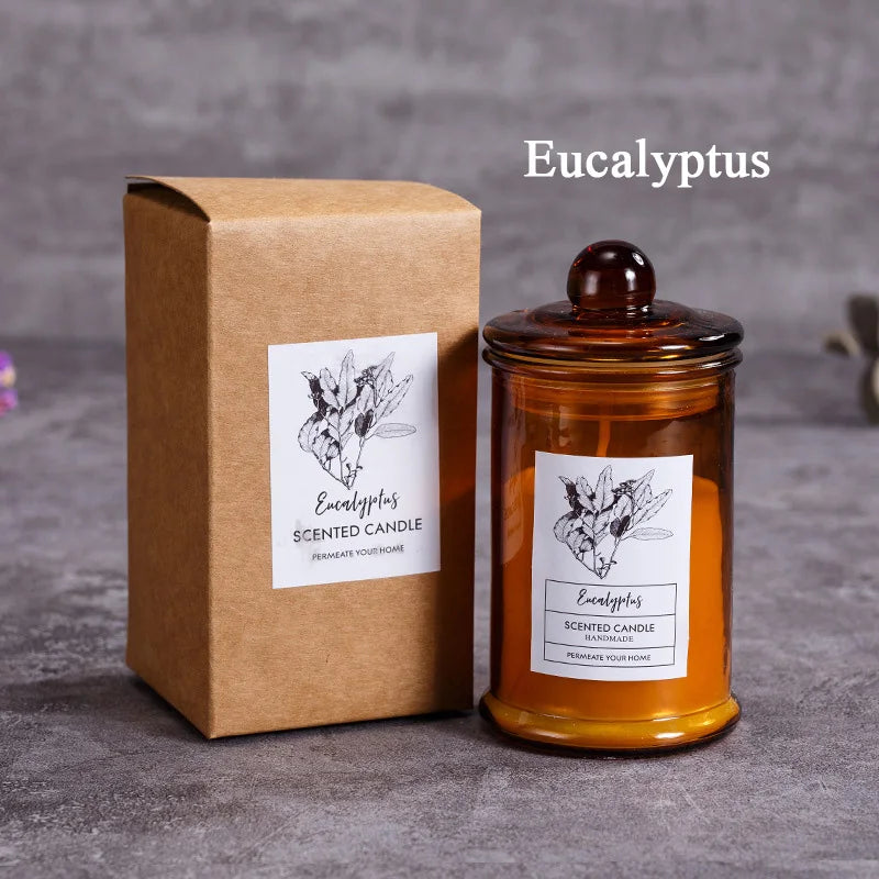 شمعة معطرة في وعاء زجاجي عتيق.