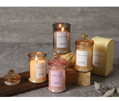 شمعة معطرة في وعاء زجاجي عتيق