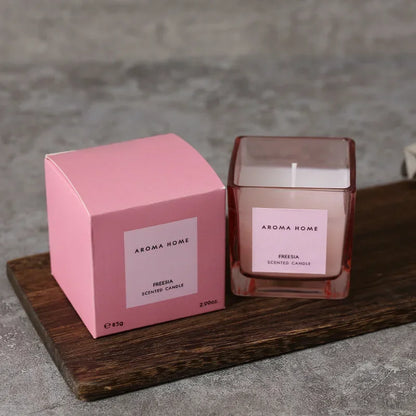 شمعة معطرة في وعاء زجاجي مربع وعتيق.