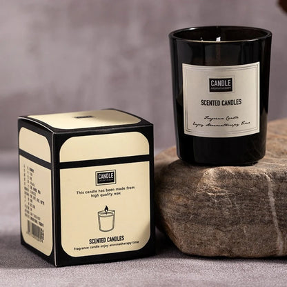 شمعة معطرة بنباتات عطرية.