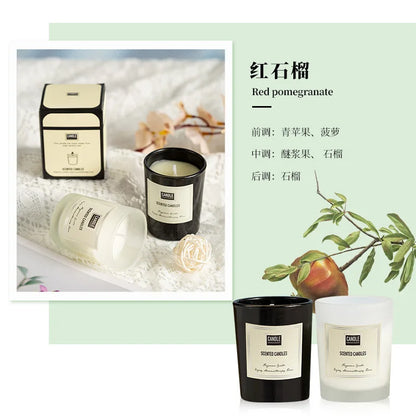 شمعة معطرة بنباتات عطرية.