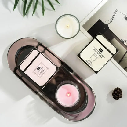 شمعة معطرة في كوب زجاجي.