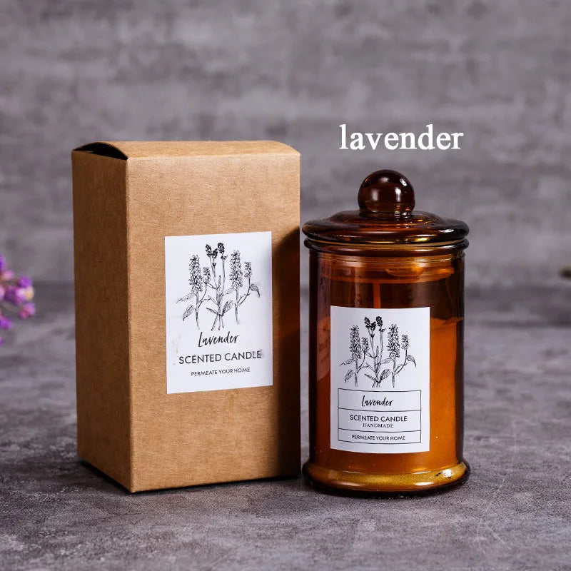 شمعة معطرة في وعاء زجاجي عتيق.