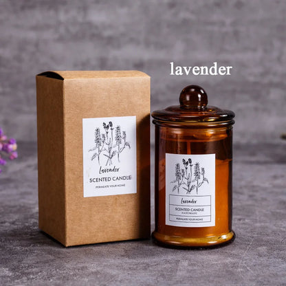 شمعة معطرة في وعاء زجاجي عتيق.