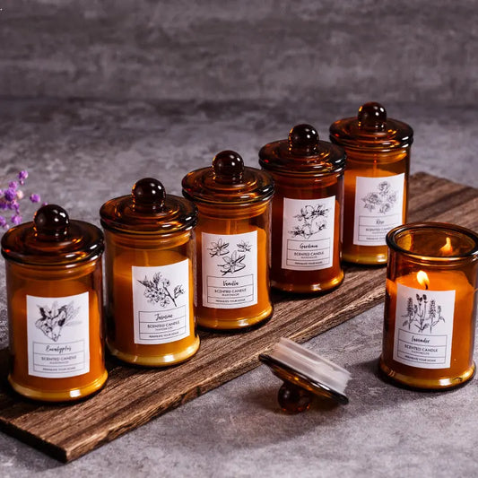 شمعة معطرة في وعاء زجاجي عتيق.