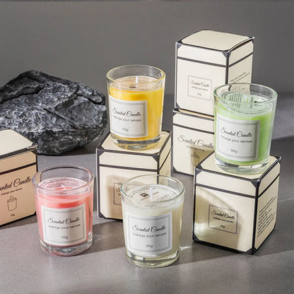 شمعة معطرة في كوب زجاجي.