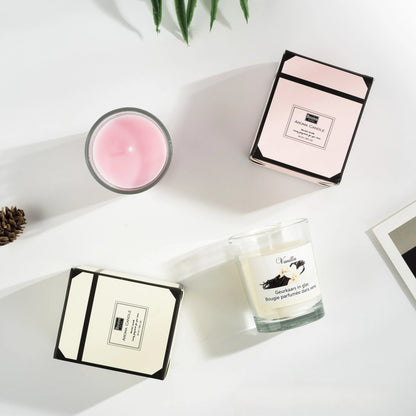 شمعة معطرة في كوب زجاجي.
