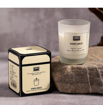 شمعة معطرة بنباتات عطرية.