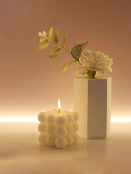 شمعة معطرة على شكل مكعب