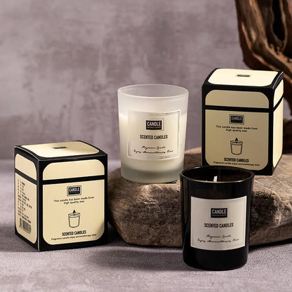 شمعة معطرة بنباتات عطرية.