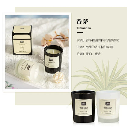 شمعة معطرة بنباتات عطرية.