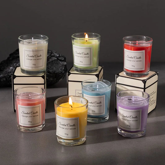 شمعة معطرة في كوب زجاجي.