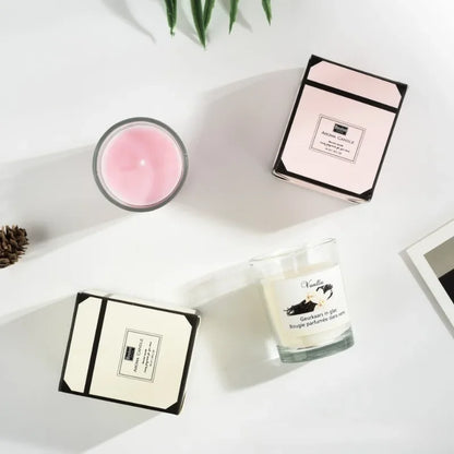 شمعة معطرة في كوب زجاجي.