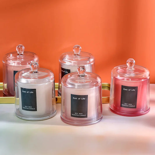 شمعة معطرة في كوب زجاجي.