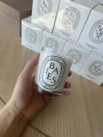شموع طبيعية معطرة.