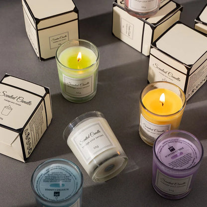 شمعة معطرة في كوب زجاجي.