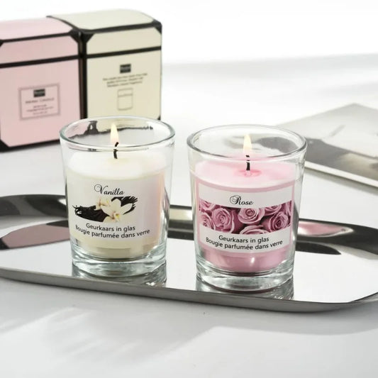 شمعة معطرة في كوب زجاجي.